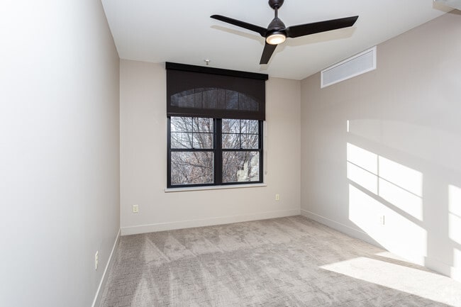 2BR, 2BA - 971 SF