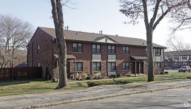 Brookwood at Islip Garden Apartments