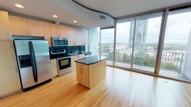 Building Photo - Stunning Center City High Rise Condo on th...