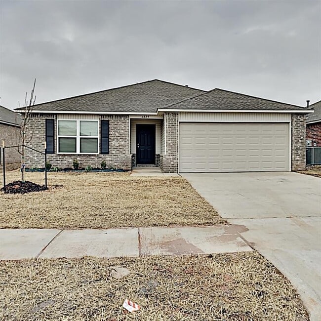 Building Photo - 1825 Sloane Dr