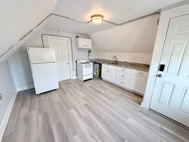 Building Photo - 35 Hillside Ave Unit 3