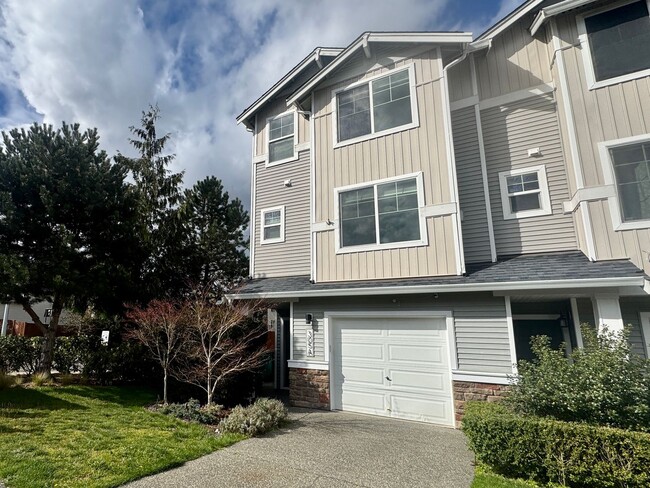 Building Photo - Everett Townhouse