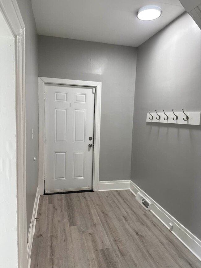 Entry - 109 Unger Ave Apartments Unit Lower