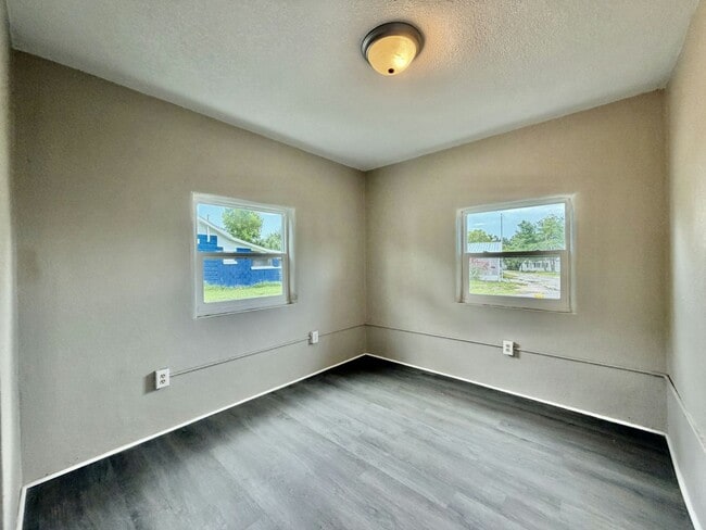 Photo - 8 E Main St