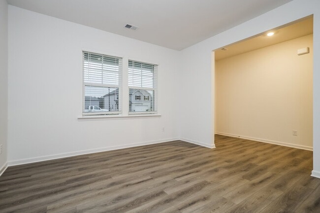 Photo - 221 Paisley Wy