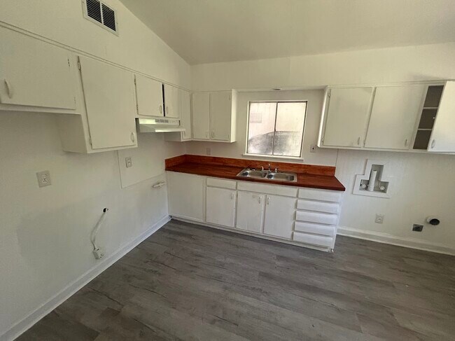 Photo - 1911 S Riverview Cir