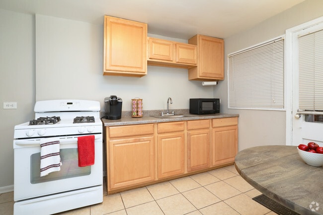 2 BR, 1 BA - Kitchen - Central Park