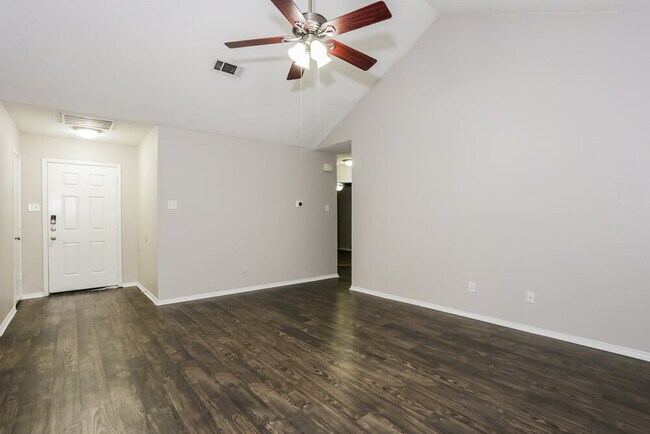 Photo - 704 Stonebrooke Dr