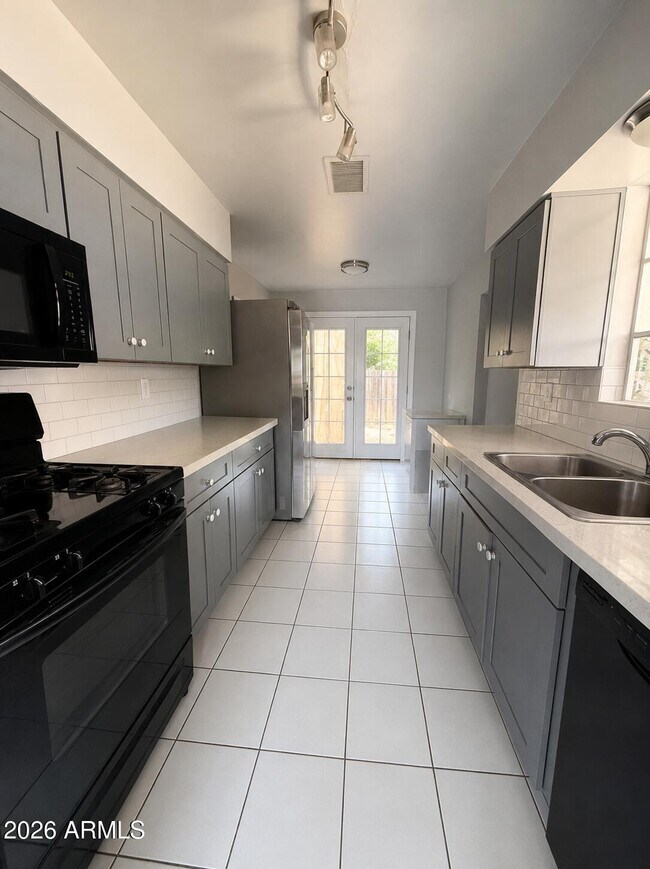 543 W 19th St