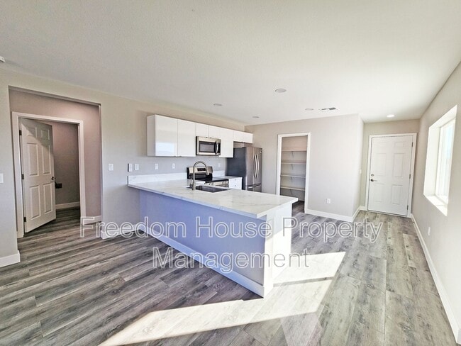 Photo - 561 Valiant Ave