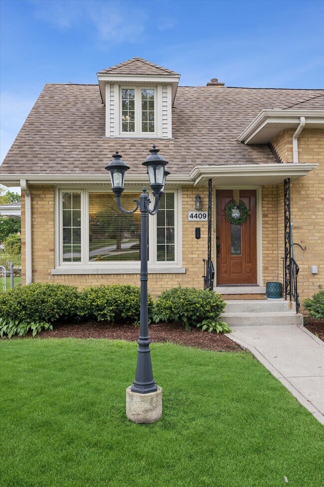 Photo - 4409 Clausen Ave