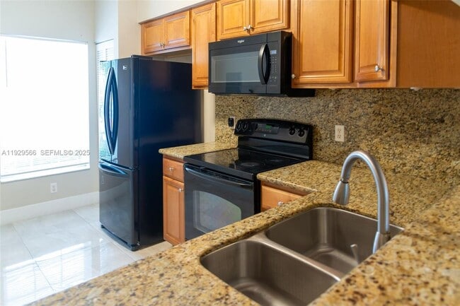Photo - 16749 Hemingway Dr Unit TOWNHOUSE