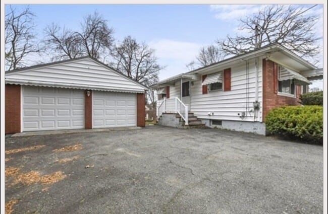 Building Photo - 96 Cheever Ave
