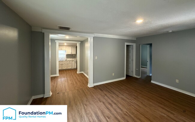 Photo - 2410 W Hollyford Rd