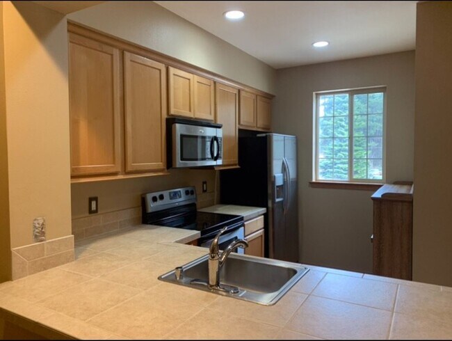 Photo - Spacious 2 Bed 2.5 Bath Townhome with Attached Garage in Cle Elum