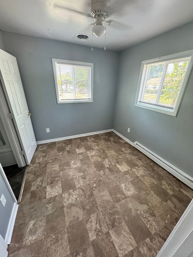 Photo - Cozy 3 bed 1.5 bath with Backyard