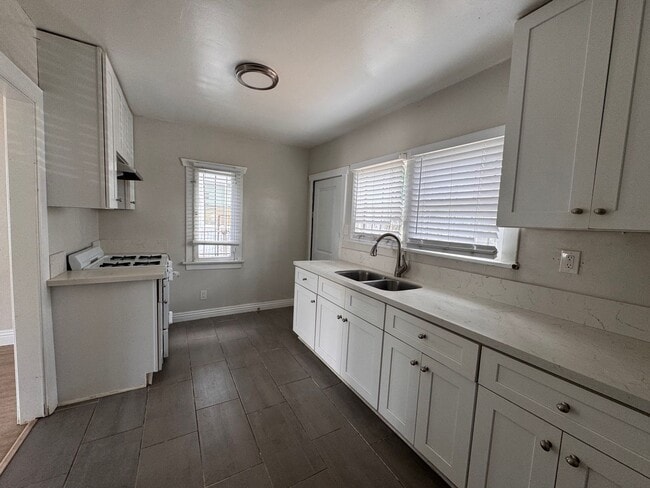 Photo - 4216 Woodlawn Ave Unit 4216 1/2