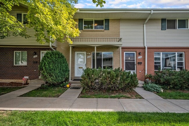 Building Photo - Spacious 2 bedroom home in the heart of Ha...