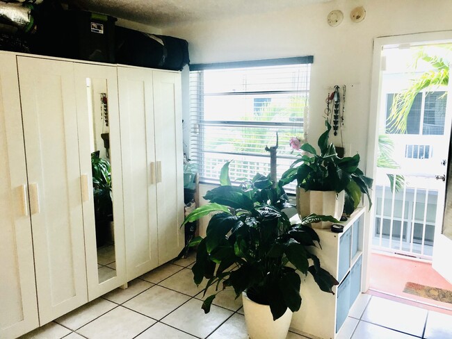 Entrance - 220 Meridian Ave Unit 10