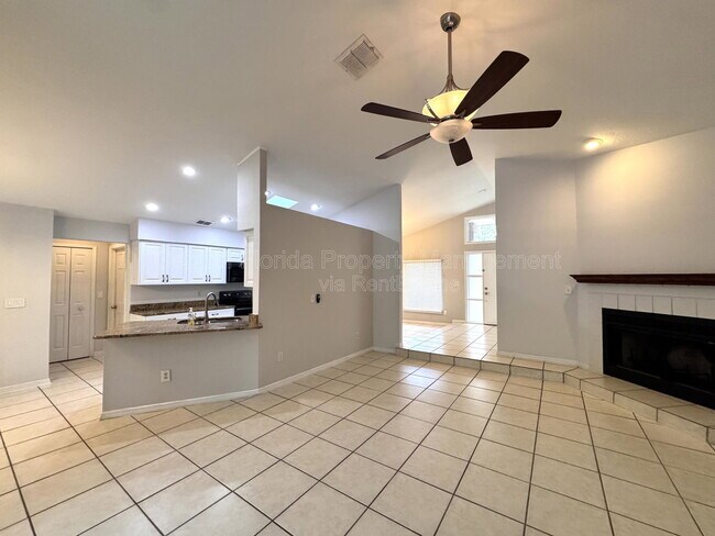 Photo - 721 Endeavour Dr S