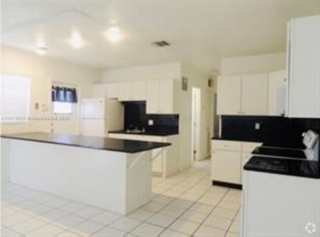 Building Photo - 1104 NE 17th Ter Unit 1-2 Rental