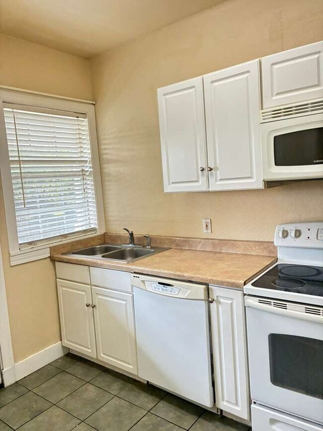 1209 E Fortification St Unidad D