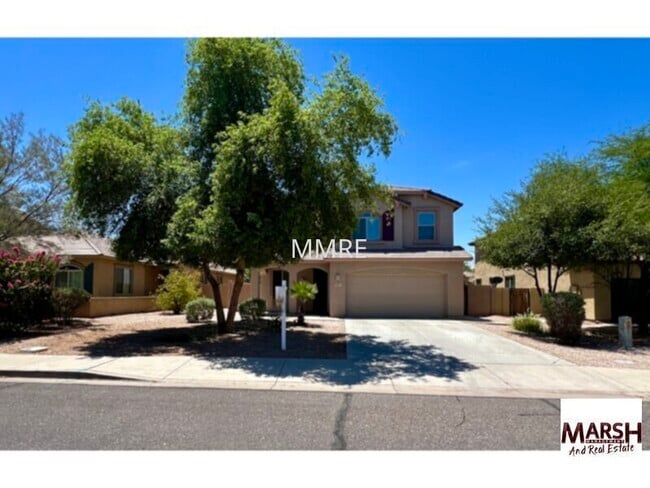 Building Photo - Beautiful 5 bedroom home with tons of livi...