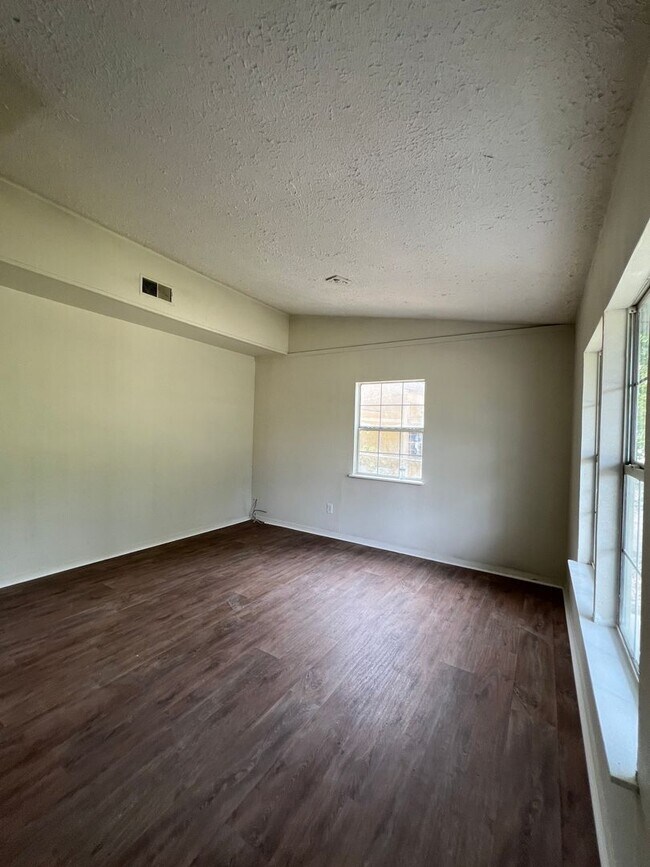 906 Kings Rd