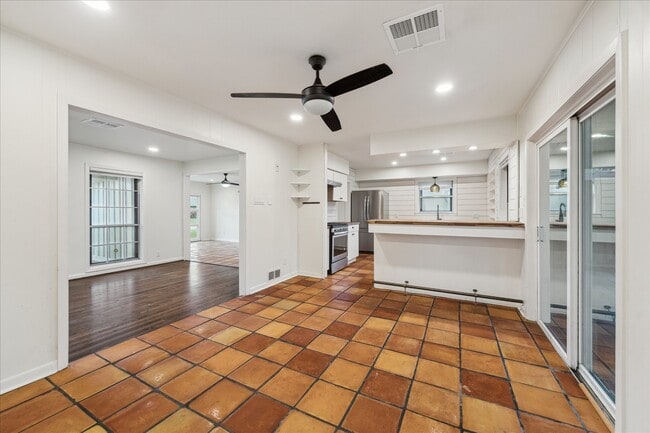 Photo - 7262 Roos Rd