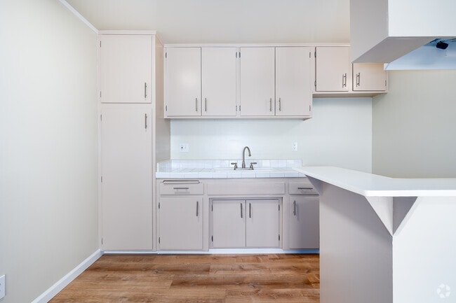 1BR, 1BA - 700SF - Kitchen - 14624 Gault St