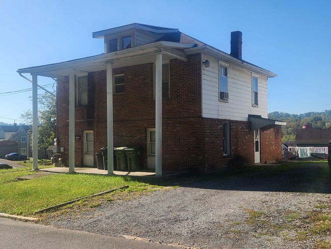 Building Photo - 701 Grant Ave Unit 2