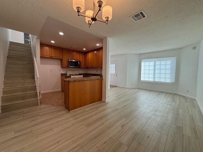 Building Photo - Remodeled 3 bedroom 2.5 bathroom townhouse