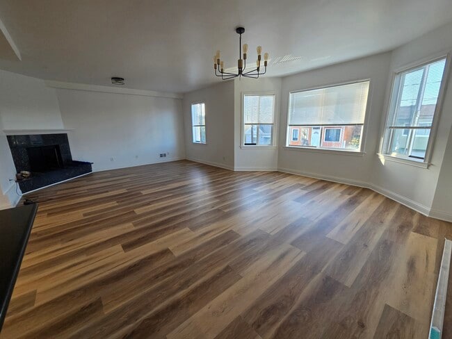 Building Photo - 163 Rae Ave Unit 2