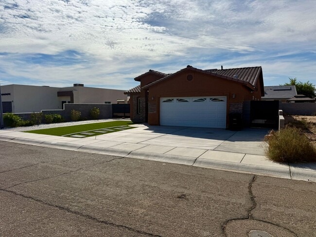Photo - 4 Bedroom Home in San Luis AZ. with Fenced Lot and Landcaping
