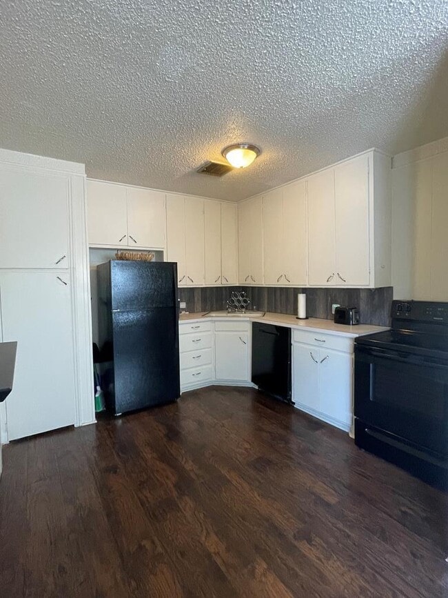 Building Photo - 1501 N Texas Ave