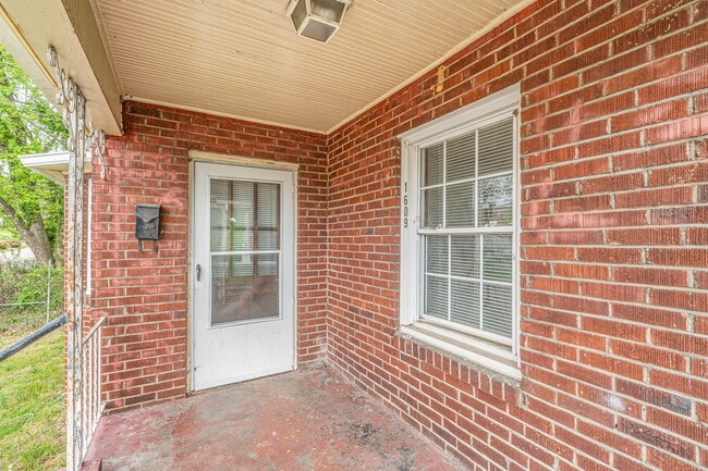 Photo - 1609 Dunbar St