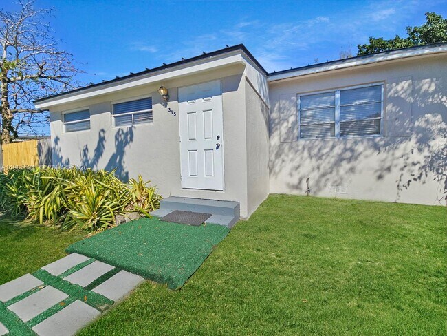 Photo - 315 NE 165th St