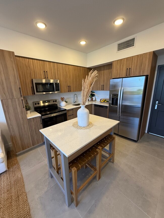 Building Photo - 417 NE 24th Ave Unit B2 Rental