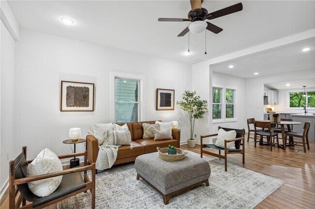 Photo - 698 Garibaldi St SW