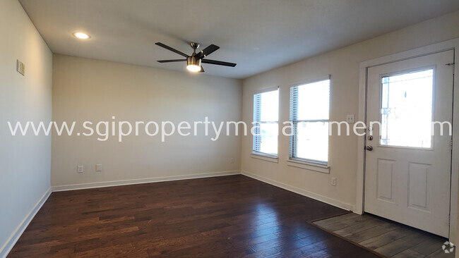 Building Photo - Fabulous half duplex Rental