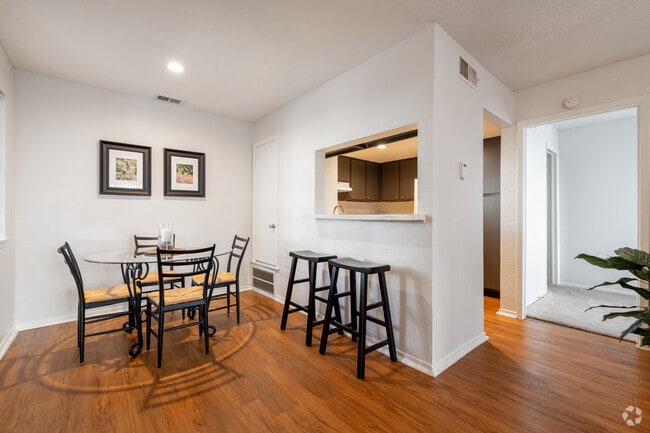 2BR,2BA - 985SF
