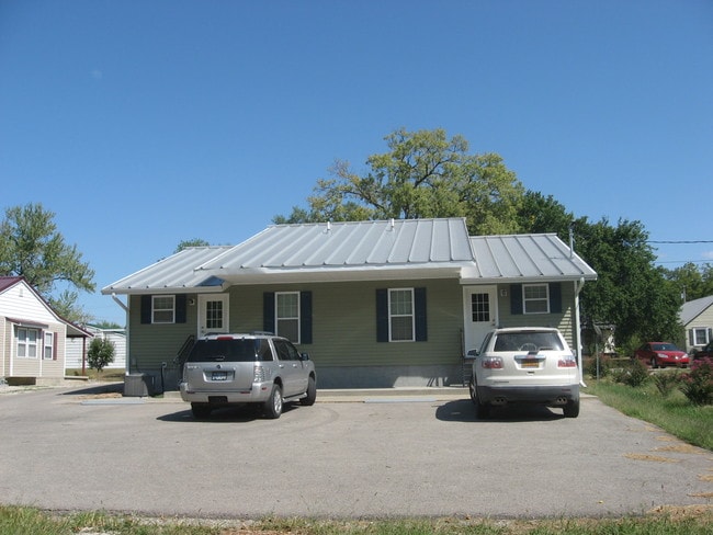 Rear Parking Area - 930 N King St Unit 2