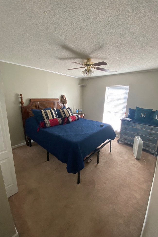 Photo - 406 Miner Dr