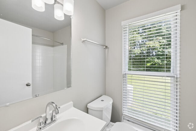 2BR, 1BA - 920SF - Bathroom