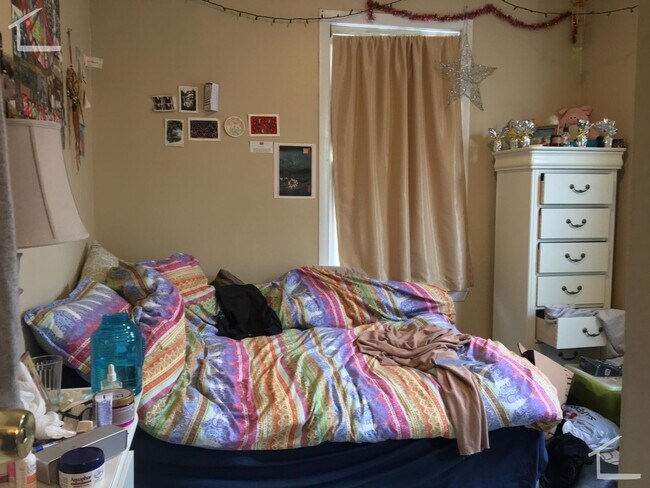 Photo - Location ! Excellent 4 Bed Room Availible.