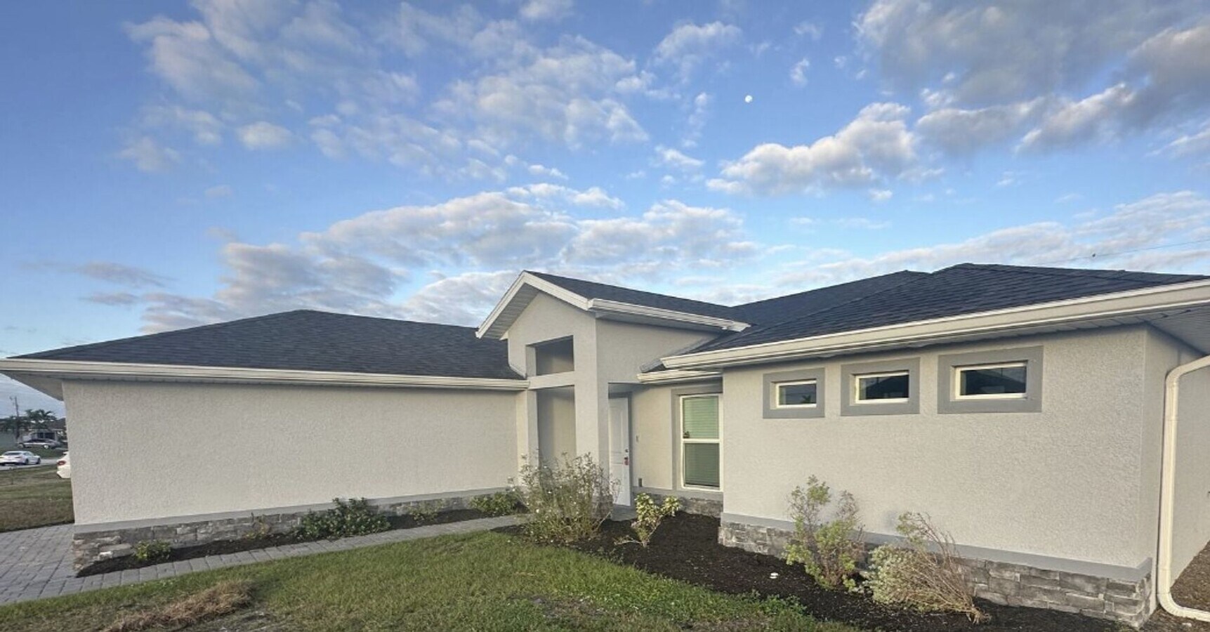 4 Bedroom 2 bathroom NE Cape Coral Home with Screened Lanai - 4 Bedroom 2 bathroom NE Cape Coral Home with Screened Lanai