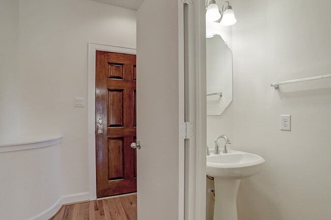 Photo - 701 E 40th St