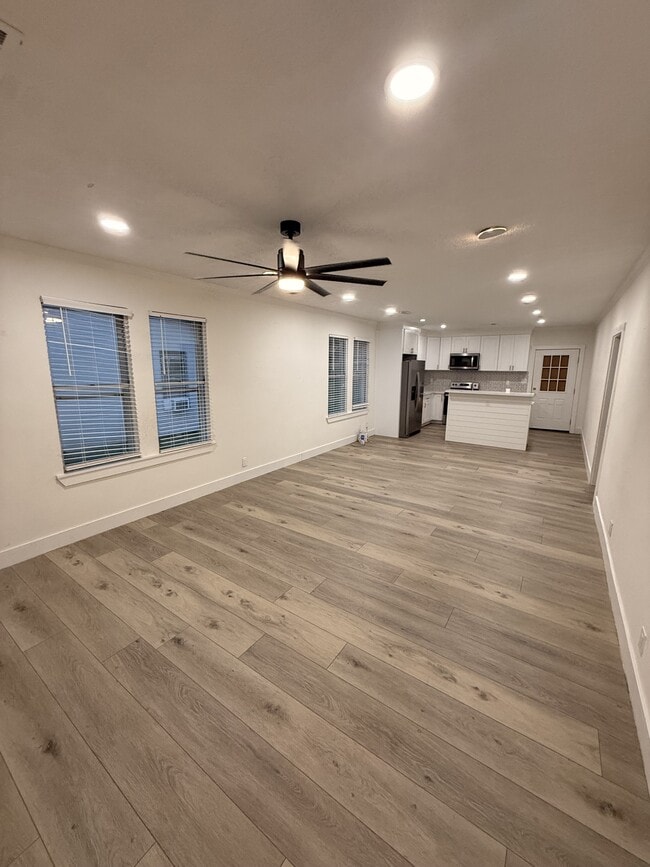 Building Photo - 913 Block St