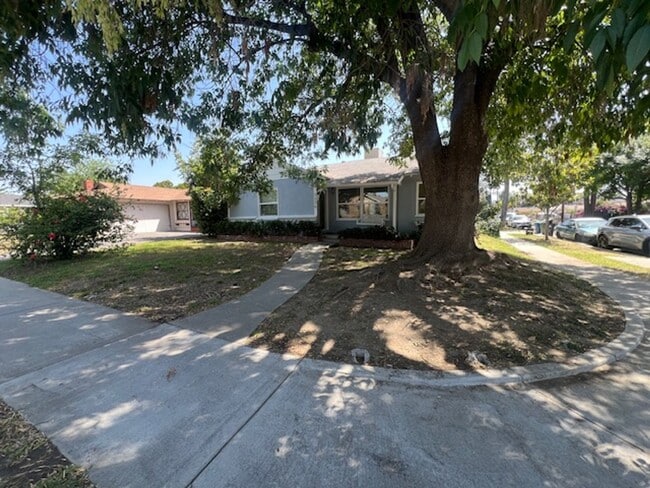 Building Photo - Charming 3 Bedroom 2 Bathroom Van Nuys Pool Home! Ready For Move-In!