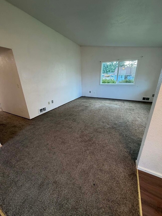 Photo - 725 Edelweiss Ln SE